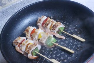[다물꼬치] 삼겹새우롤꼬치 5개입 350g  + 데리야끼소스 120g + 매운고추소스 120g — 5점을 준 리뷰어가 2021년 12월 올린 사용 사진