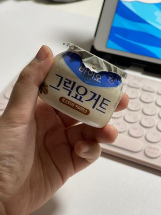 매일바이오 그릭요거트 오리지널 플레인 4개, 로스터리 커피믹스 4개 — 3.5점을 준 리뷰어가 2021년 12월 올린 사용 사진