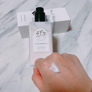 줄라이 모닝 _ JULY MORNING 줄라이모닝 하이드레이팅 퍼퓸드 바디앤핸드 에멀젼 — 5점을 준 리뷰어가 2022년 3월 올린 사용 사진