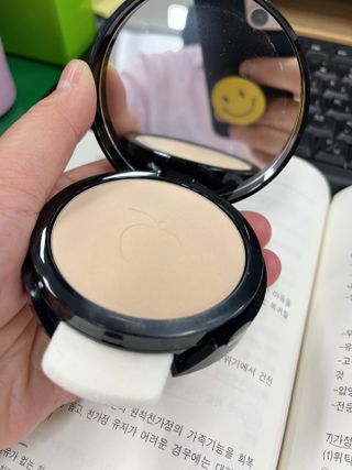 이든미네랄 비건 프레스드 파우더 팩트 — 5점을 준 리뷰어가 2022년 5월 올린 사용 사진