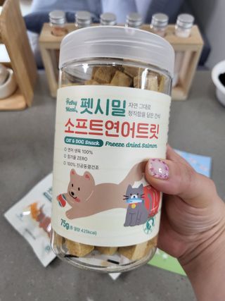 [펫시밀] 원물그대로 영양듬뿍 진공동결건조 북어트릿75g,치킨트릿100g,연어트릿75g 강아지 고양이 간식 — 5점을 준 리뷰어가 2023년 5월 올린 사용 사진