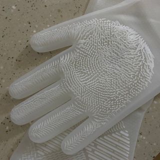 나무드 [매직싹싹] 고급형 친환경 실리콘 수세미 미끄럼방지 고무장갑 투명 1개 + 블랙 1개 캠핑용 야외 설거지 — 4점을 준 리뷰어가 2021년 9월 올린 사용 사진