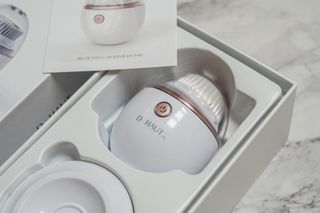디하우트 랩 디하우트랩 클렌징 피부관리기 진동클렌저 실리콘+2종 인조모 브러시 — 4.5점을 준 리뷰어가 2021년 12월 올린 사용 사진