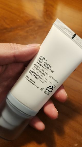 [스킨1004] 마다가스카르 센텔라 히알루-시카 워터핏 선세럼 50ml — 5점을 준 리뷰어가 2024년 5월 올린 사용 사진