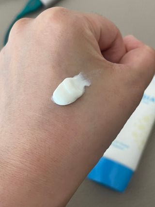 틱톡 [후르디아] 백탁NO! 화잘먹 수분광 선 에센스✨ — 5점을 준 리뷰어가 2023년 6월 올린 사용 사진