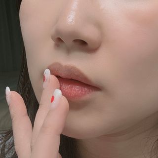 틱톡 [후르디아] 튼입술해결템 올리브영 블루베리 하이드레이팅 허니 립밤 — 5점을 준 리뷰어가 2024년 3월 올린 사용 사진