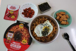 [서울시스터즈] CU 김치 4총사 세트-김치볶음밥, 김치큐브닭, 김치바삭김, 김치아몬드 — 4.5점을 준 리뷰어가 2021년 10월 올린 사용 사진