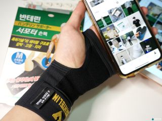 반테린서포터 손목 — 5점을 준 리뷰어가 2021년 8월 올린 사용 사진