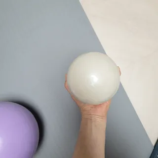 [트라택] 홈 필라테스 SET [미니짐볼+웨이트볼(0.5kg&1kg+요가블럭] — 5점을 준 리뷰어가 2022년 7월 올린 사용 사진