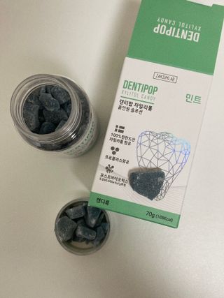 작심연구소 구취제거+충치예방+치아화이트닝 마법의 캔디 덴티팝3종(맛 랜덤 발송) — 5점을 준 리뷰어가 2022년 5월 올린 사용 사진