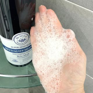 [닥터시드]슈퍼시드밤 리바이탈라이즈 샴푸 베베머스크향 1000ml — 5점을 준 리뷰어가 2024년 8월 올린 사용 사진