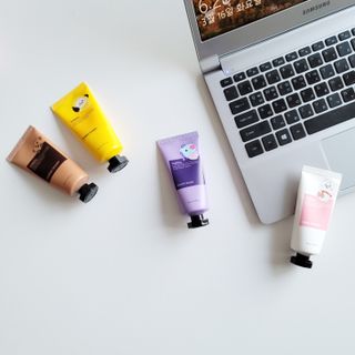 쿤달 BT21 시어버터 앤 마카다미아 퓨어 핸드크림 50ml 7구 기프트 세트 — 4.5점을 준 리뷰어가 2021년 3월 올린 사용 사진