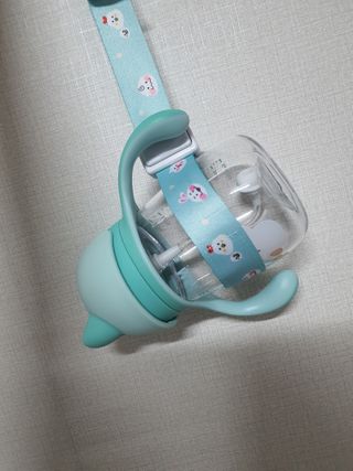 유비맘 젖병 빨대컵 다용도 홀더 1+1 _ 컬러 랜덤 발송 — 5점을 준 리뷰어가 2021년 1월 올린 사용 사진