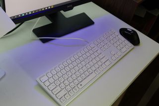 TOMO GRAPHY 나 있을땐 환한 조명 나 없을땐 확실한 살균 ★ DESK LIGHT & STERILIZER [ON] ★ — 5점을 준 리뷰어가 2022년 1월 올린 사용 사진