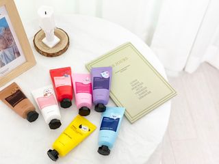 쿤달 BT21 시어버터 앤 마카다미아 퓨어 핸드크림 50ml 7구 기프트 세트 — 5점을 준 리뷰어가 2021년 3월 올린 사용 사진