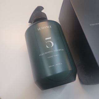 르핸스 퍼포밍 5 샴푸 비반트 포렛/베티버 포그 — 4.5점을 준 리뷰어가 2023년 2월 올린 사용 사진