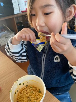NISSIN 닛신 컵누들  4종 - 씨푸드오리지날, 씨푸드 스파이시, 씨푸드 커리, 씨푸드 XO소스 — 5점을 준 리뷰어가 2023년 1월 올린 사용 사진