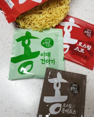 [풀무원] 자연은맛있다 정면, 백면, 홍면  세트 — 4점을 준 리뷰어가 2021년 4월 올린 사용 사진