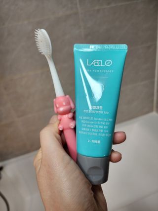 치과에서 쓰는 치약 _ 라벨제로 저불소 꼬마, 키즈, 유아, 베이비, 주니어 안전한 어린이치약 — 5점을 준 리뷰어가 2023년 1월 올린 사용 사진