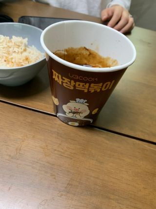 유비쿡 컵떡볶이 매운컵떡볶이2개/ 짜장컵떡볶이 2개  총 4개세트 — 5점을 준 리뷰어가 2021년 3월 올린 사용 사진