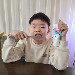 닥터데디스 안심저불소 키즈치약 (라즈베리, 청포도향 중 택 1) 60g +  여행용 미니 치약 15g — 5점을 준 리뷰어가 2022년 11월 올린 사용 사진