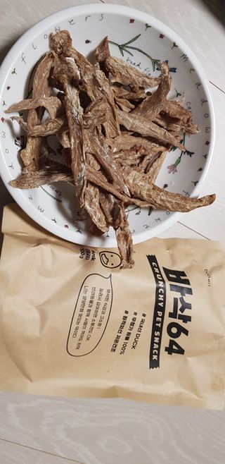 [보헤리] 국내산 강아지 육포간식 바삭 64 2종 — 5점을 준 리뷰어가 2022년 4월 올린 사용 사진