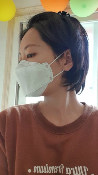 위케어 KF80 중형마스크 화이트 20매 초등학생 마스크 국산 — 5점을 준 리뷰어가 2021년 4월 올린 사용 사진