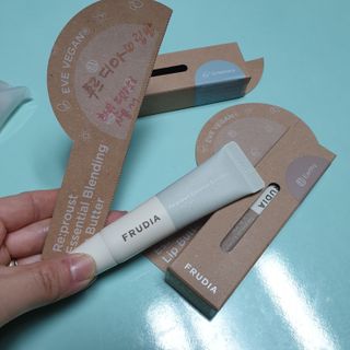 [후르디아] 올리브영 착한보습 비건 립버터 2종 — 5점을 준 리뷰어가 2023년 2월 올린 사용 사진