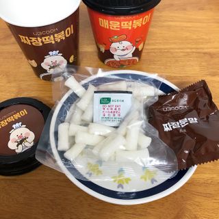 유비쿡 컵떡볶이 매운컵떡볶이2개/ 짜장컵떡볶이 2개  총 4개세트 — 4.5점을 준 리뷰어가 2021년 3월 올린 사용 사진