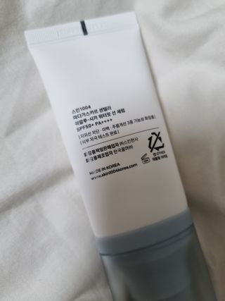 [스킨1004] 마다가스카르 센텔라 히알루-시카 워터핏 선세럼 50ml — 5점을 준 리뷰어가 2024년 5월 올린 사용 사진