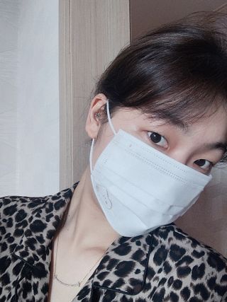 JHWORLD 스누피 마스크 정품 스누피 KF-AD 국내 비말차단 아동용 성인용 일회용 덴탈마스크 50매 — 5점을 준 리뷰어가 2021년 6월 올린 사용 사진