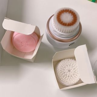 디하우트 랩 디하우트랩 클렌징 피부관리기 진동클렌저 실리콘+2종 인조모 브러시 — 5점을 준 리뷰어가 2021년 12월 올린 사용 사진
