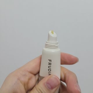 [후르디아] 올리브영 착한보습 비건 립버터 2종 — 5점을 준 리뷰어가 2023년 2월 올린 사용 사진
