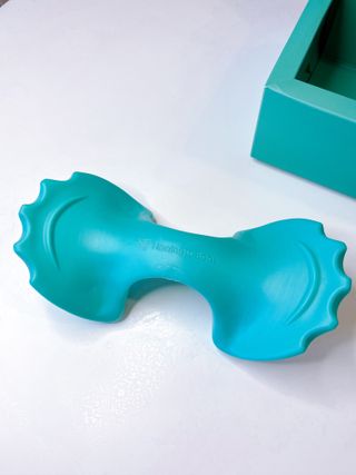 힐니스북 [힐마이넥]   거북목 통증완화를 위한 휴대용 목 안마기 — 2점을 준 리뷰어가 2022년 12월 올린 사용 사진