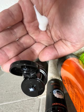 코스모먼트 부스티모 부스팅샴푸60ml + 비듬세정 진정샴푸50ml — 4점을 준 리뷰어가 2021년 11월 올린 사용 사진