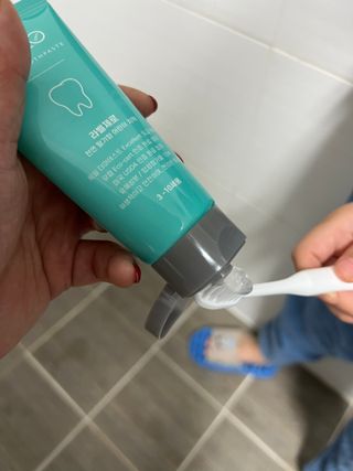 치과에서 쓰는 치약 _ 라벨제로 저불소 꼬마, 키즈, 유아, 베이비, 주니어 안전한 어린이치약 — 4.5점을 준 리뷰어가 2022년 11월 올린 사용 사진