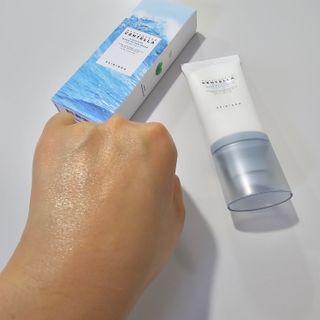 [스킨1004] 마다가스카르 센텔라 히알루-시카 워터핏 선세럼 50ml — 5점을 준 리뷰어가 2024년 5월 올린 사용 사진