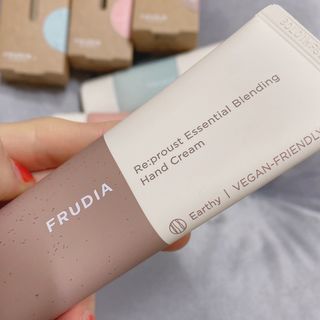 [후르디아] 끈적임 없는 착한성분 비건  핸드크림 3종 — 5점을 준 리뷰어가 2021년 2월 올린 사용 사진