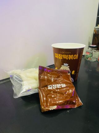 유비쿡 컵떡볶이 매운컵떡볶이2개/ 짜장컵떡볶이 2개  총 4개세트 — 5점을 준 리뷰어가 2021년 3월 올린 사용 사진