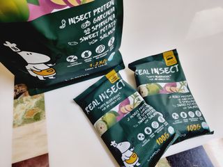 [푸디웜] 라포그  리얼인섹트 웨이트밸런스 저알러지 강아지 사료  1.2KG — 5점을 준 리뷰어가 2022년 7월 올린 사용 사진
