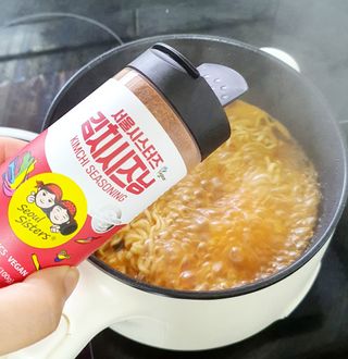 [서울시스터즈] 김치시즈닝 국내 최초 뿌려먹는 김치파우더 100g 1개+ 신제품 김치스낵 90g 2개 — 5점을 준 리뷰어가 2021년 8월 올린 사용 사진