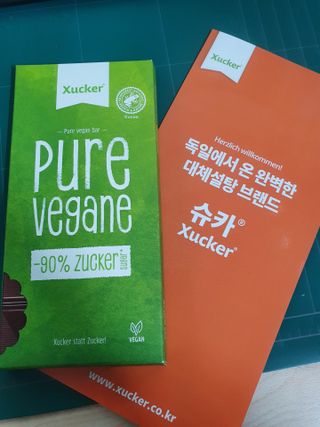 당류2g 자일리톨로 단맛을낸 슈카 퓨어비건 무설탕초콜릿 Xucker vegan 2개입 — 5점을 준 리뷰어가 2021년 4월 올린 사용 사진