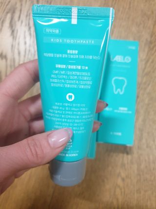 치과에서 쓰는 치약 _ 라벨제로 저불소 꼬마, 키즈, 유아, 베이비, 주니어 안전한 어린이치약 — 5점을 준 리뷰어가 2023년 3월 올린 사용 사진