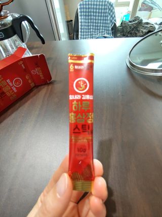 힘내라김홍삼 하루홍삼정스틱 10g x 10포 — 4점을 준 리뷰어가 2021년 5월 올린 사용 사진