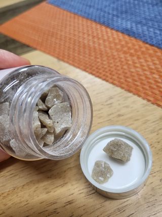 작심연구소 구취제거+충치예방+치아화이트닝 마법의 캔디 덴티팝3종(맛 랜덤 발송) — 3.5점을 준 리뷰어가 2022년 5월 올린 사용 사진
