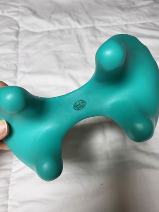 힐니스북 [힐마이넥]   거북목 통증완화를 위한 휴대용 목 안마기 — 5점을 준 리뷰어가 2022년 12월 올린 사용 사진