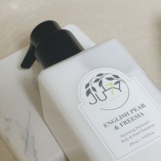 줄라이 모닝 _ JULY MORNING 줄라이모닝 하이드레이팅 퍼퓸드 바디앤핸드 에멀젼 — 5점을 준 리뷰어가 2021년 9월 올린 사용 사진
