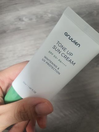 아르비엔 순한성분 비건 무기자차 톤업선크림 — 5점을 준 리뷰어가 2021년 1월 올린 사용 사진