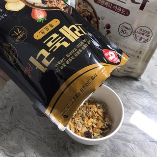 씨알푸드 씨알로 그래놀라 2종 후르츠+크랜베리 아몬드 — 5점을 준 리뷰어가 2022년 7월 올린 사용 사진