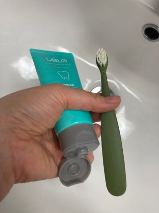 치과에서 쓰는 치약 _ 라벨제로 저불소 꼬마, 키즈, 유아, 베이비, 주니어 안전한 어린이치약 — 5점을 준 리뷰어가 2022년 12월 올린 사용 사진